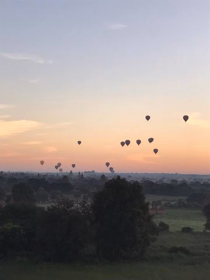 Khi mặt trời hoàn toàn biến mất và bóng tối bao trùm khắp nơi, lúc này trên bầu trời chỉ nhìn thấy những vệt sáng phát ra từ các ngôi đền cổ. Một khung cảnh vô cùng lôi cuốn.