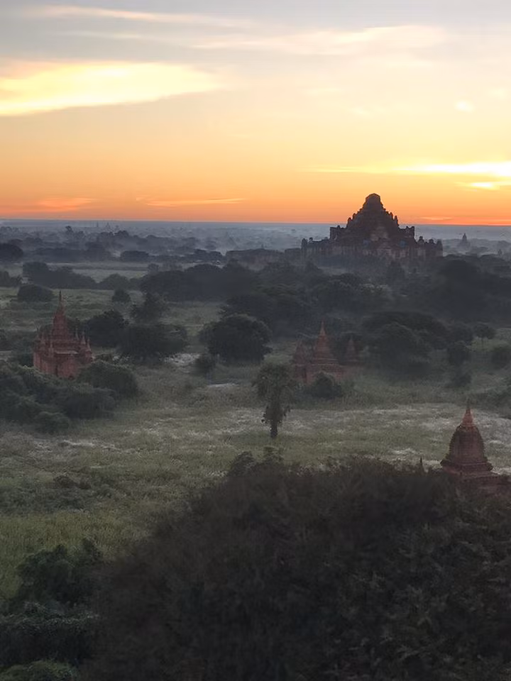 Theo chia sẻ của những người dân ở Bagan, thành phố này trở nên vô cùng lung linh khi bình minh. Những ngôi đền của Bagan sáng bừng trong ánh nắng, bao quát những cảnh sắc xung quanh.