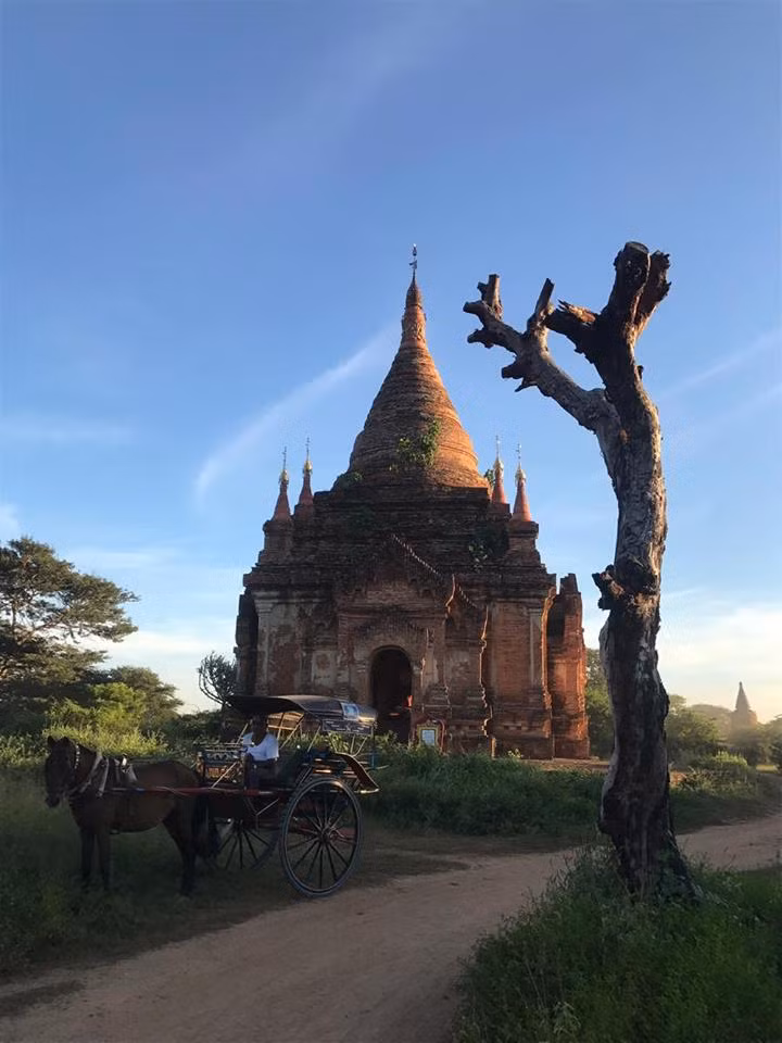 Nằm cách thành phố cũ Yangon 625 km, Bagan là cố đô của đất nước Miến Điện từ thế kỷ 9 đến thế kỷ thứ 13. Trong thời kỳ phát triển thịnh vượng của mình từ giữa thế kỷ 11 và thế kỷ 13, Vương quốc Bagan đã xây dựng hơn 10.000 ngôi chùa Phật giáo và tu viện ở khắp vùng đồng bằng Bagan. Trong đó, còn khoảng 2.200 ngôi đền vẫn tồn tại đến ngày nay.
