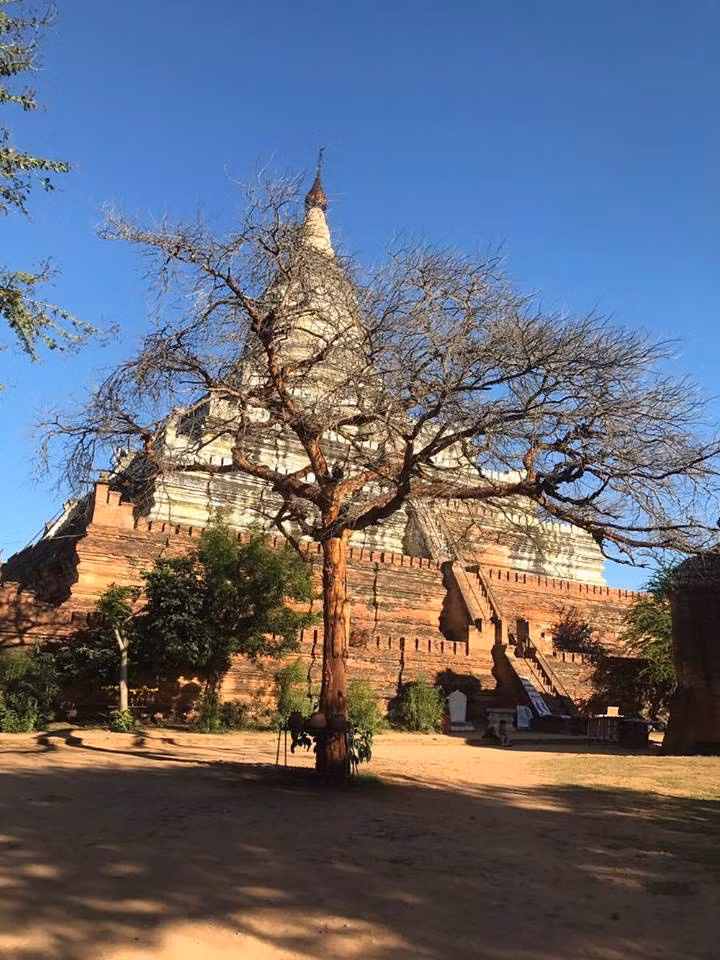 Bước tới những ngôi chùa tại Bagan, các du khách sẽ hoàn toàn bất ngờ bởi lối kiến trúc bên trong. Những bức tượng Phật lớn nằm dọc theo các lối đi, màu sắc rực rỡ của những bức tường với tông màu đỏ và cam, trên mỗi bức tường đều được trang trí bằng các bức tranh được chạm khắc tinh tế.