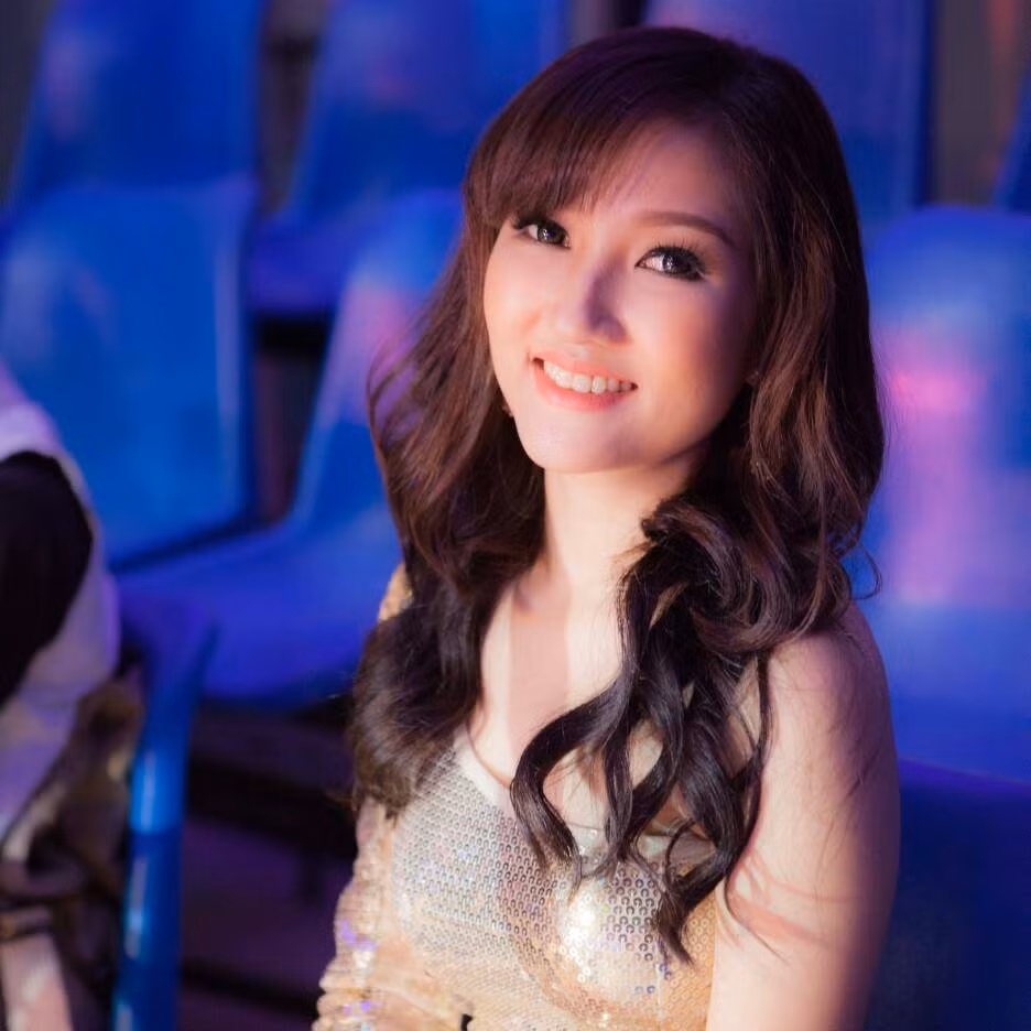 Mi Ngân từng được chú ý qua các clip vừa đánh trống vừa hát trên mạng xã hội không chỉ bởi bằng tài năng chơi nhạc cụ mà còn chính bằng sắc đẹp của mình.