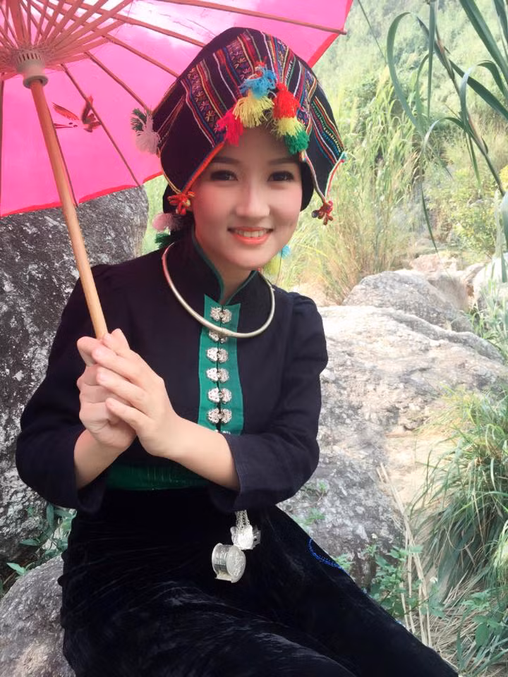 Sắc đẹp của Mi Ngân trong bộ quần áo của người phụ nữ dân tộc vùng cao Tây Bắc.
