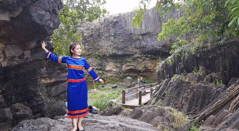 Ngoài ra tài năng chơi nhạc cụ Mi Ngân đã từng là nữ chính trong phim ca nhạc ‘Hồn tre’, bộ phim được huy chương Bạc trong Liên hoan phim truyền hình toàn quốc và sẽ công chiếu trong dịp Tết Nguyên đán sắp tới.