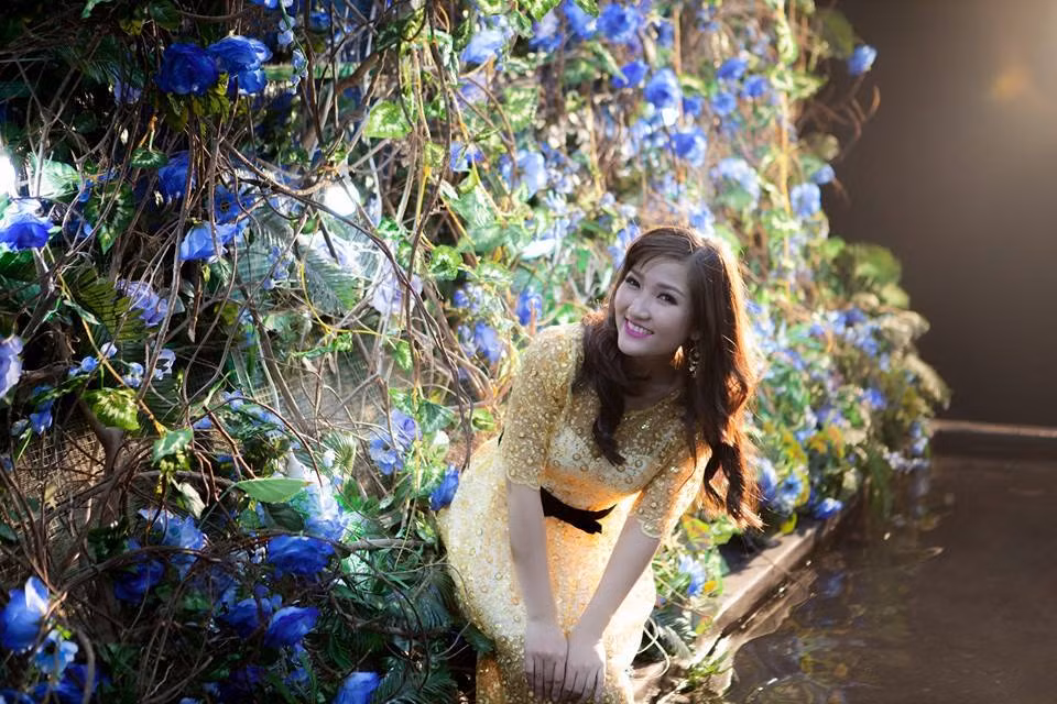 Khi ngắm nhìn Mi Ngân nhiều cư dân mạng còn cho rằng cô nàng xinh đẹp 9X này giống với ca sĩ xinh đẹp Bảo Anh bởi cùng sở hữu khuôn mặt trái xoan cùng lúm đồng tiền xinh xắn.