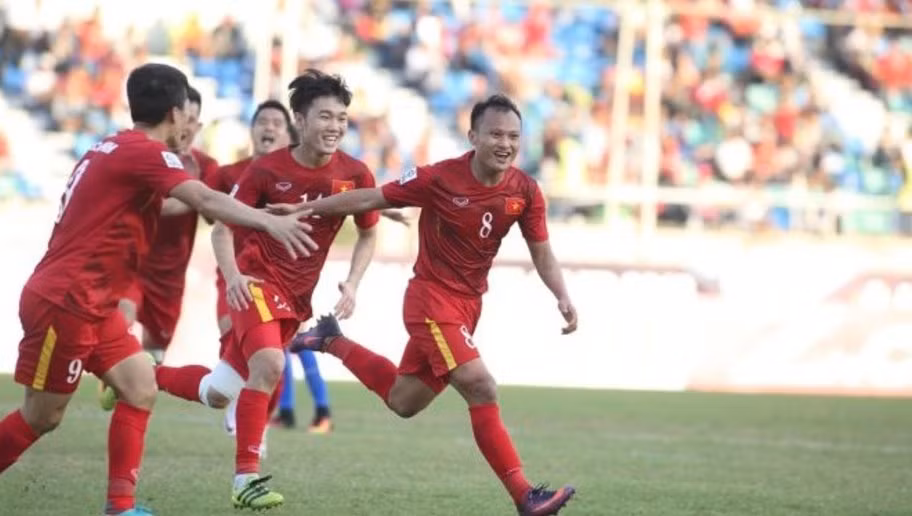 Tại AFF Cup 2016, Trọng Hoàng là cái tên phải nhận nhiều chỉ trích từ NHM bởi cách đá kém sáng tạo cùng những cơ hội bị bỏ phí. Tuy nhiên, phải nhìn nhận rằng với cơ bắp của mình, Hoàng "bò" là một nguồn sáng nơi hành lang cánh của ĐT Việt Nam.