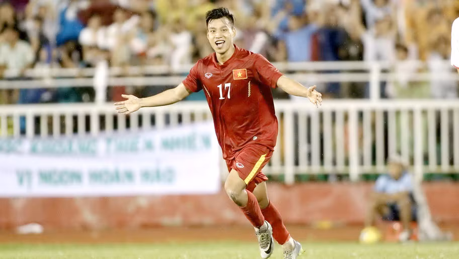 Nếu để đánh giá cầu thủ trẻ phát triển vượt bậc trong màu áo ĐTQG cũng như tại V.League trong năm 2016 vừa qua thì Văn Thanh là cái tên xứng đáng nhất. Cầu thủ của CLB HAGL này đã có một năm thi đấu vô cùng thành công. Nhanh nhẹn, tốc độ và quyết đoán đã giúp Văn Thanh được giao đá vị trí phòng ngự bên hành lang trái thay cho các đàn anh như Sầm Ngọc Đức hay Âu Văn Hoàn.