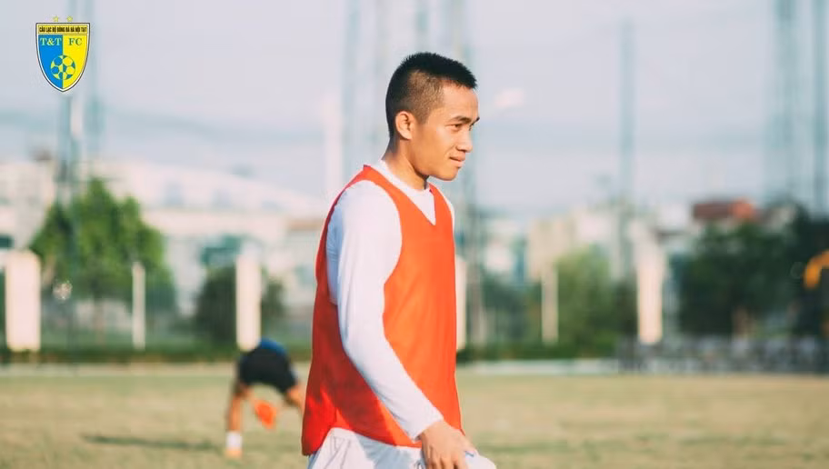 Bị mất vị trí bên hành lang trái quen thuộc nhưng là một cầu thủ đa năng, Sầm Ngọc Đức có thể chơi tốt bên hành lang phải. Cầu thủ của Hà Nội T&amp;T chưa được ra sân phút nào tại AFF Cup nhưng chặng đường phía trước còn dài và chắc chắn nếu giữ được phong độ Ngọc Đức sẽ có vị trí chính thức trong đội hình ĐT Việt Nam.