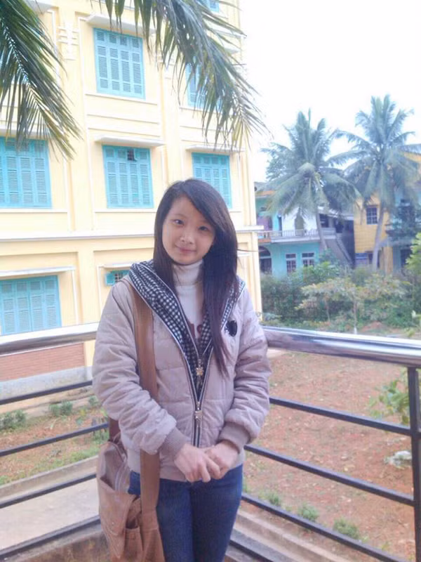 Trong ảnh ngày xưa ấy của mình, Phạm Linh Trang vẫn giữ được những đường nét thanh tú trên khuôn mặt và khi càng lớn thì các đường nét này rõ ràng hơn, sắc nét hơn và đặc biệt tóc tai cũng bớt "trẻ trâu" hơn xưa.