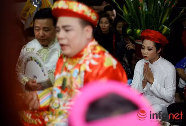 Để hành đàn trong tín ngưỡng thờ Mẫu thì việc mở phủ là một nghi lễ rất quan trọng. Đây là nghi thức quan trọng nhất trong nghi lễ thờ cúng tam phủ, tứ phủ.