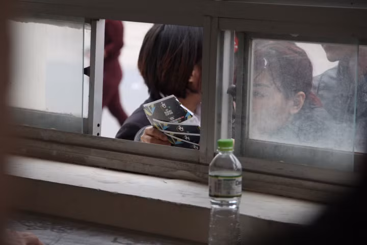 Mặc dù lượng người mua vé khá đông nhưng việc thắt chặt an ninh ngay từ vòng ngoài của BTC đã giúp buổi bán vé không xảy ra tình trạng chen lấn xô đẩy.