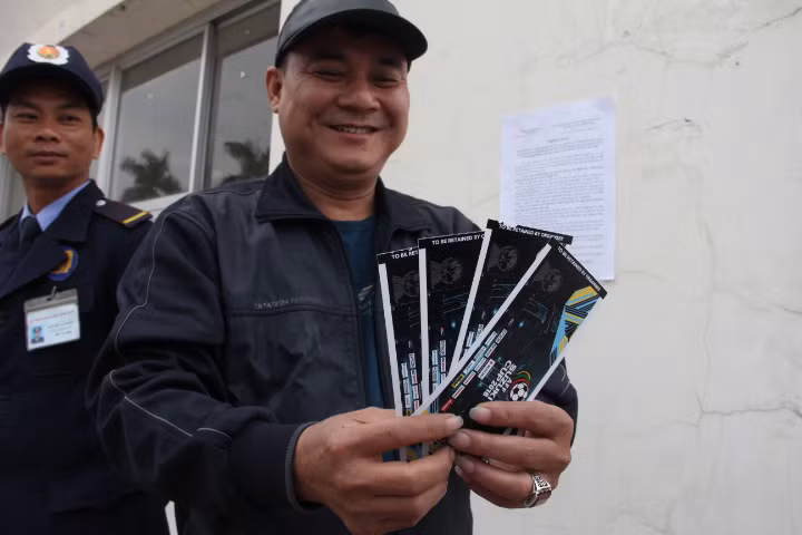 Bác Hoàng Thanh Miến (56 tuổi ở Hà Nội) vui mừng với tấm vé vừa mua được. Bác Miến chia sẻ:"Tôi phải xếp hàng từ đêm qua và giờ tôi đã có tấm vé xem trận bán kết trên tay. Tôi hy vọng ĐT Việt Nam sẽ cống hiến một trận đấu đẹp cho NHM".