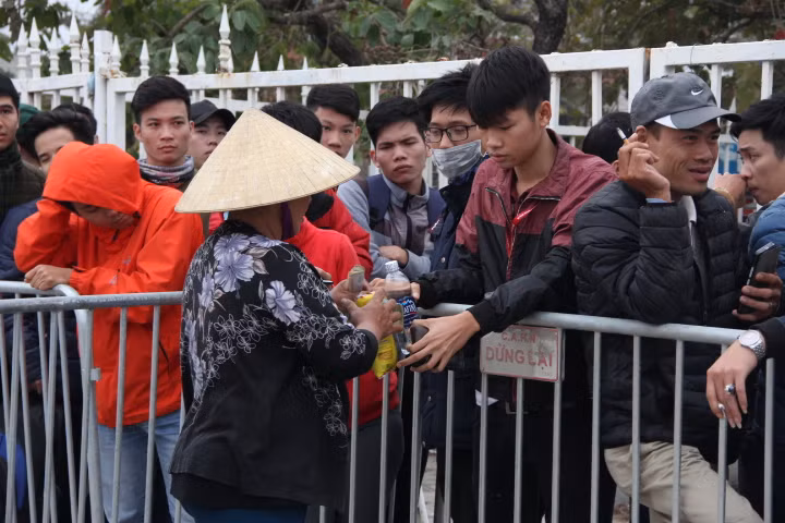 Nắm bắt tình hình tại sân Mỹ Đình trong ngày mở bán vé trận bán kết lượt về AFF Cup 2016, rất nhiều dịch vụ đã nở rộ như ăn uống, trông xe hay cả bán chiếu. Giá cả ở những dịch vụ này khá trên trời như một chiếc xe máy gửi có giá giao động từ 30.000 - 50.000 ngàn.