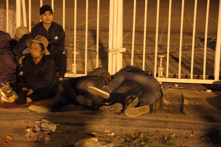 Theo công văn của LĐBĐ Việt Nam, việc phân phối vé trận bán kết lượt về AFF Cup 2016 giữa ĐT Việt Nam và ĐT Indonesia sẽ được diễn ra vào hồi 7h00 ngày 3/12, tuy nhiên ngay từ đêm hôm trước đã có đông đảo NHM nước nhà đã tới SVĐ QG Mỹ Đình để ngồi xếp hàng mua vé. Họ đã chuẩn bị hết các nhu yếu phẩm cần thiết như chiếu, chăn, nước uống và bánh mì để ngồi chờ.