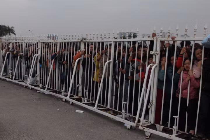 Hàng dài NHM chờ đợi xếp hàng ngoài SVĐ Mỹ Đình để có tấm vé vào sân theo dõi ĐTQG Việt Nam thi đấu vào ngày 7/12 tới.