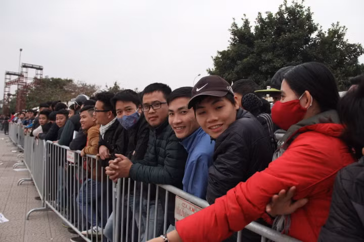 Mặc dù thức trắng cả đêm nhưng trên khuôn mặt NHM yêu bóng đá vẫn tỏ ra vô cùng háo hức và mong ngóng có tấm vé. Ngoài những NHM chân chính, bên cạnh đó vẫn có những cò vé trà trộn vào để kiếm lợi nhuận.