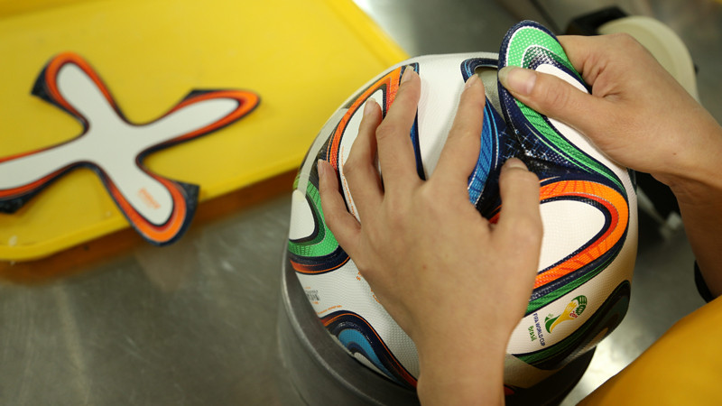 Brazuca cũng là quả bóng được Adidas chuẩn bị lâu nhất, phải mất tới 2 năm rưỡi mới đưa ra được thiết kế và nó mang đến niềm tự hào cho người dân và quốc gia Brazil, chủ nhà của kỳ World Cup 2014.