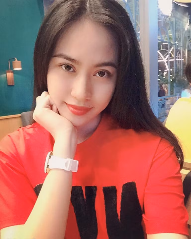 Về sự thành đạt, chắc chắn Thảo Mi hơn hẳn Nhật Lê. Trong khi cô gái đến từ Quang Nam vẫn còn đang ngồi trên ghế đại học thì hot girl Sài thành đã khẳng định được sự thành công trong lĩnh vực kinh doanh làm đẹp.