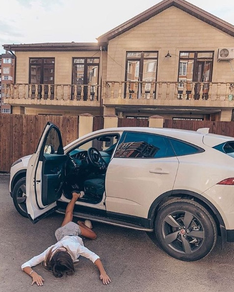 Bên cạnh những ý kiến hưởng ứng, cũng không ít bình luận chỉ trích đây là việc làm thể hiện tính a dua, đua đòi và sự khoe mẽ của những người trẻ.