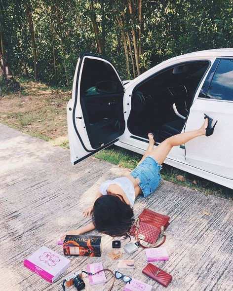 Một số bức ảnh ghi lại cho thấy, nhiều hot girl mặc váy ngắn, khoe chân dài, "ngã sấp mặt" trên mặt đường bên cạnh các siêu xe như McLaren 570S Spider, Lamborghini Huracan Spyder, Nissan GT-R hay "ông vua địa hình" Mercedes-Benz G63... bên cạnh là đồ trang sức hoặc tiền.