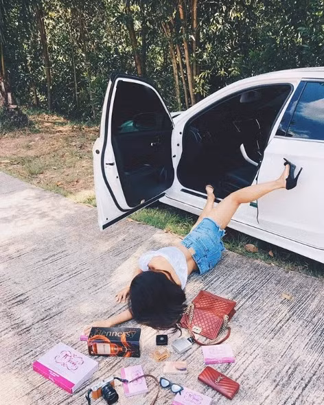 Một số bức ảnh ghi lại cho thấy, nhiều hot girl mặc váy ngắn, khoe chân dài, "ngã sấp mặt" trên mặt đường bên cạnh các siêu xe như McLaren 570S Spider, Lamborghini Huracan Spyder, Nissan GT-R hay "ông vua địa hình" Mercedes-Benz G63... bên cạnh là đồ trang sức hoặc tiền.