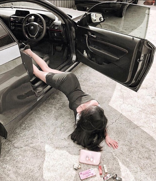 Được biết, trào lưu "ngã sấp mặt" do hội con nhà giàu của Nga khởi xướng và nhanh chóng được lan rộng ra thế giới. Trong bức ảnh này là một hot girl "ngã sấp mặt" bên cạnh siêu xe Lamborghini Huracan mui trần.