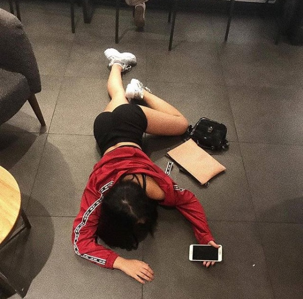 Chẳng cần lộ mặt hay chứng tỏ quá nhiều chỉ cần chụp ảnh với phi cơ, xe sang, nhà hàng sang trọng thôi là cũng đủ biết là nhà có điều kiện rồi.