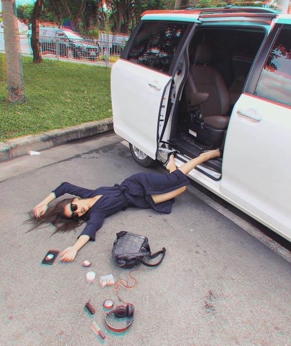 Bên cạnh đó, khi ngã ra các bạn trẻ cần phải để những thứ đồ hàng hiệu của mình tung ra ngoài để gây chú ý cho mọi người.