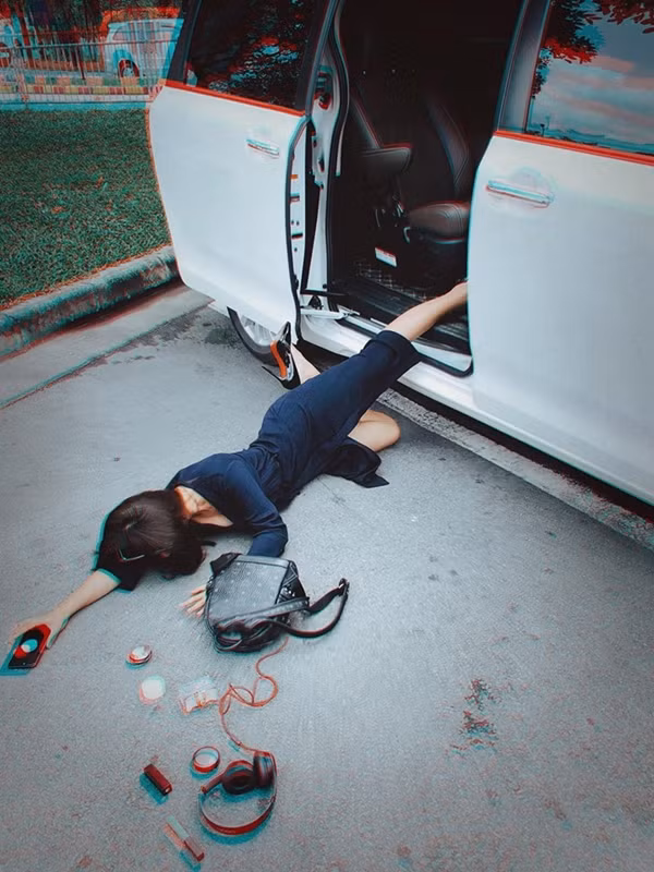 Để thực hiện theo cách "ngã sấp mặt" của hội con nhà giàu thế giới, điều các bạn trẻ cần là ngã ở 1 địa điểm đẹp, sang chảnh như ô tô, siêu xe hay máy bay.