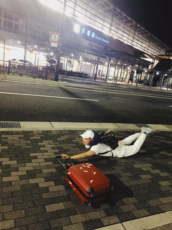 Ngay sau khi cập nhật được trào lưu "ngã sấp mặt" sang chảnh của hội Rich Kid, không chỉ có giới trẻ Việt mà chính các sao showbiz Việt cũng "chạy đua" để sống ảo trên MXH.