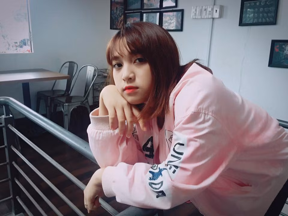 Tìm hiểu thêm về cuộc sống của Khánh Linh, nhiều người còn bất ngờ hơn rằng học xong lớp 12, biết bao bạn bè cố gắng chen chân bước qua cánh cửa đại học nhằm tìm cho mình một nghề nghiệp trong tương lai thì cô gái đến từ phố Núi - Gia Lai này lại có một suy nghĩ khác, định hướng khác.