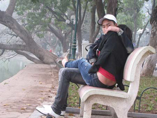 Trước đó, không ít lần cộng đồng mạng đã lên tiếng bức xúc trước những hành động bày tỏ tình cảm quá lố của các cặp đôi nơi công cộng như ngồi ghế đá ở vườn hoa hay ngay trên phố đông người.