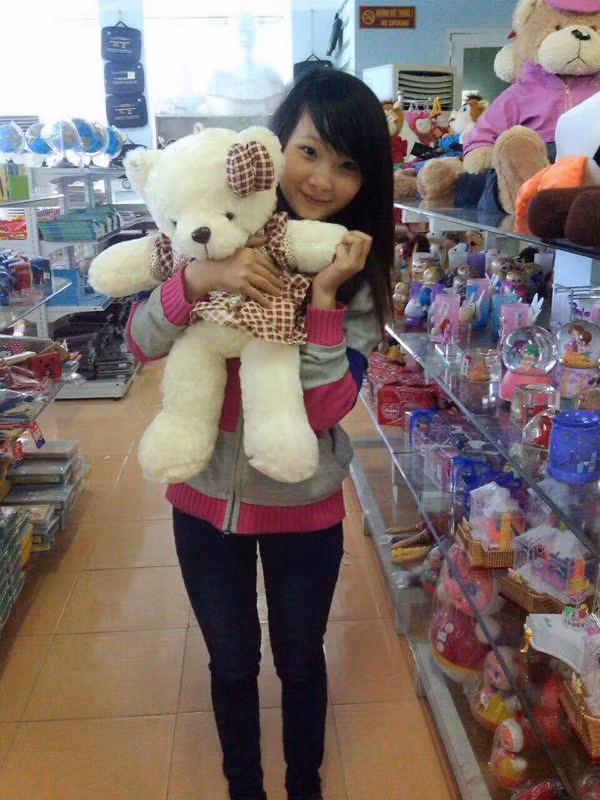 Chính công việc giáo viên đã giúp Linh Trang trở nên chững chạc hơn nhiều từ cách ăn mặc cho đến cách giao tiếp với mọi người xung quanh, đó là những lời nhận xét từ bạn bè của cô nàng hot girl dân tộc này.