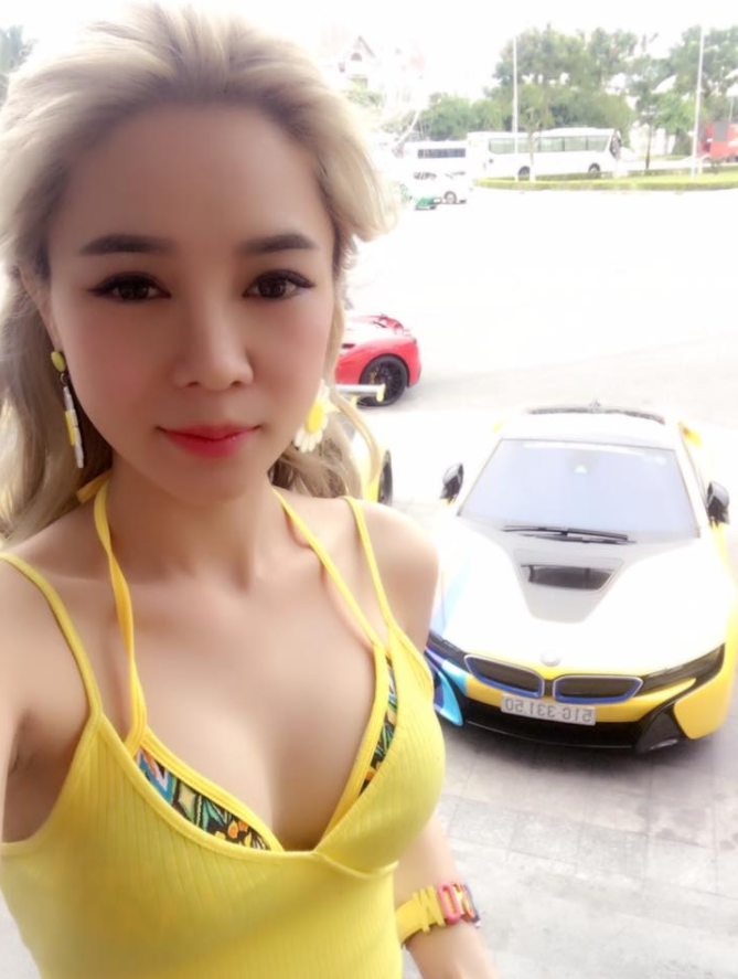 Thanh Thúy khoe chiếc BMW i8 của mình khi còn là màu vàng. Ảnh sử dụng trong bài: FBNV.
