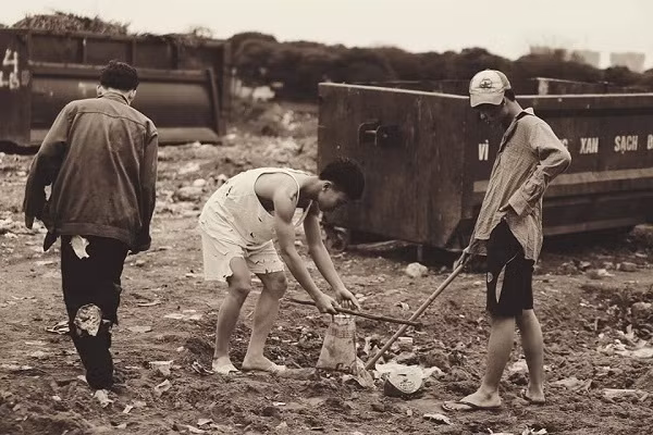 Chia sẻ về bộ ảnh này, một thành viên có tên Minh Nguyễn cho biết: "Bộ ảnh do nhóm em thuê chụp nhưng sau đó em tự chỉnh màu lại. Ý tưởng ban đầu của bộ ảnh với mục đích chỉ chụp cho vui thôi vì muốn có một cái gì phá cách, độc lạ và không giống nhiều lớp khác. Bởi vì nếu không có thần thái thì mình phải thật thần kinh!".