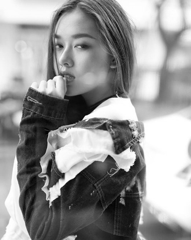 Những hình ảnh về hot girl 10X THPT Phan Đình Phùng sở hữu thần thái vô cùng đỉnh được chia sẻ liên tục trên mạng xã hội. Dù vừa biết đến nhưng cô nàng này đã được nhiều người thích thầm qua Instagram, xem ảnh lookbook, ảnh nghệ thuật.