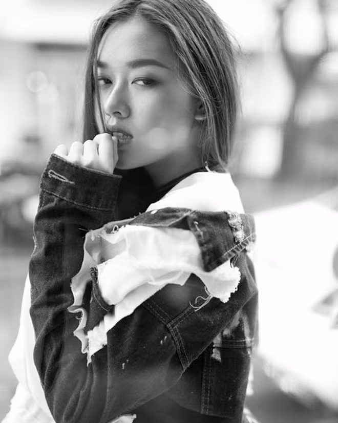 Những hình ảnh về hot girl 10X THPT Phan Đình Phùng sở hữu thần thái vô cùng đỉnh được chia sẻ liên tục trên mạng xã hội. Dù vừa biết đến nhưng cô nàng này đã được nhiều người thích thầm qua Instagram, xem ảnh lookbook, ảnh nghệ thuật.