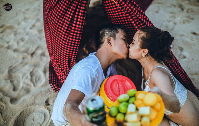 Cuộc gặp mặt chóng vánh một năm trước không để lại cho Phượng và Trường bất kỳ ấn tượng gì, nên dù giáp mặt, cả hai vẫn “như chưa từng biết nhau”. Buổi sinh nhật hôm đó có sự góp mặt của rất nhiều người lạ nên Phượng không hoà mình vào cuộc vui mà ngồi một góc, khiến cho Trường tò mò và để ý.