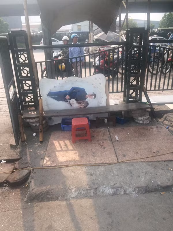 Tối 31/7 vừa qua, trên một trang diễn đàn lớn đã đăng tải một hình ảnh khiến nhiều người không khỏi cảm thấy bi hài, ấy là bức hình cưới của một cặp vợ chồng bị lấy ra kê thành bàn ăn trong một quán ăn đã nhận được rất nhiều sự chú ý từ cộng đồng mạng.