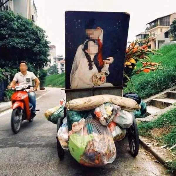 Nhiều người cảm thấy khá xót xa khi nhìn những tác phẩm nghệ thuật, khoảnh khắc tình yêu của các cặp đôi lại nằm ở xe rác.