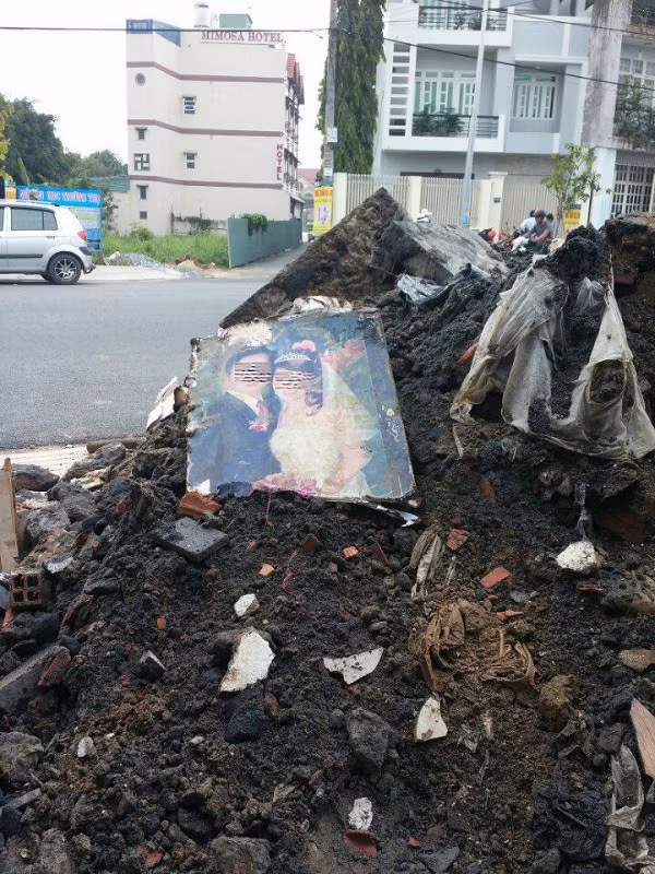 Tuy nhiên, theo thời gian, những tấm ảnh cưới đã hết giá trị "lợi dụng" thì chúng bị đối xử chẳng khác gì một thứ cỏ, rác và được tái sử dụng sang những mục đích khác mà nhiều người chứng kiến cảm thấy "đắng lòng".