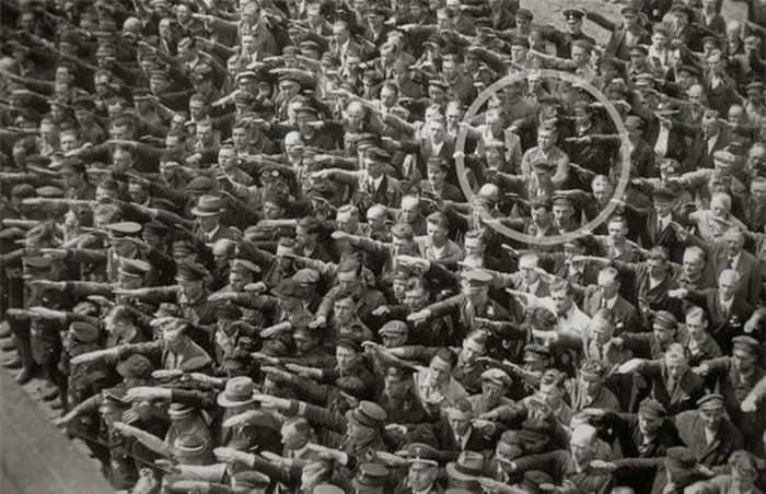 Một công nhân người Đức tên là August Landmesser, người mà có vợ là người Do Thái đã nhất quyết không chào Hitler khi trùm phát xít tới Hamburg năm 1936.