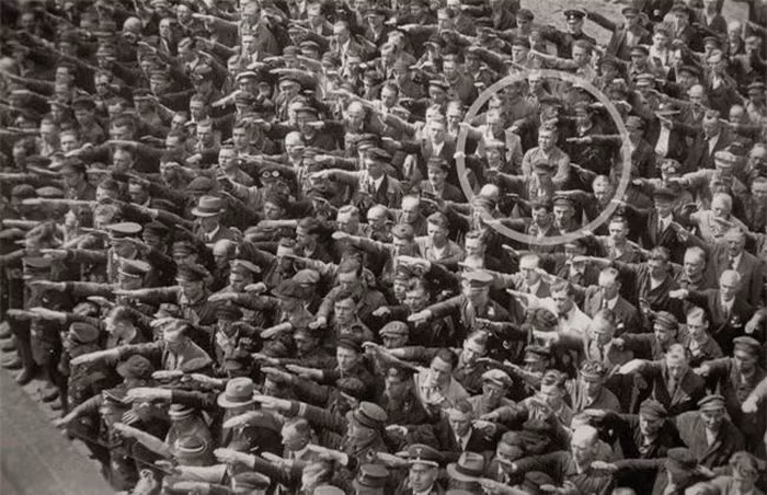 Một công nhân người Đức tên là August Landmesser, người mà có vợ là người Do Thái đã nhất quyết không chào Hitler khi trùm phát xít tới Hamburg năm 1936.