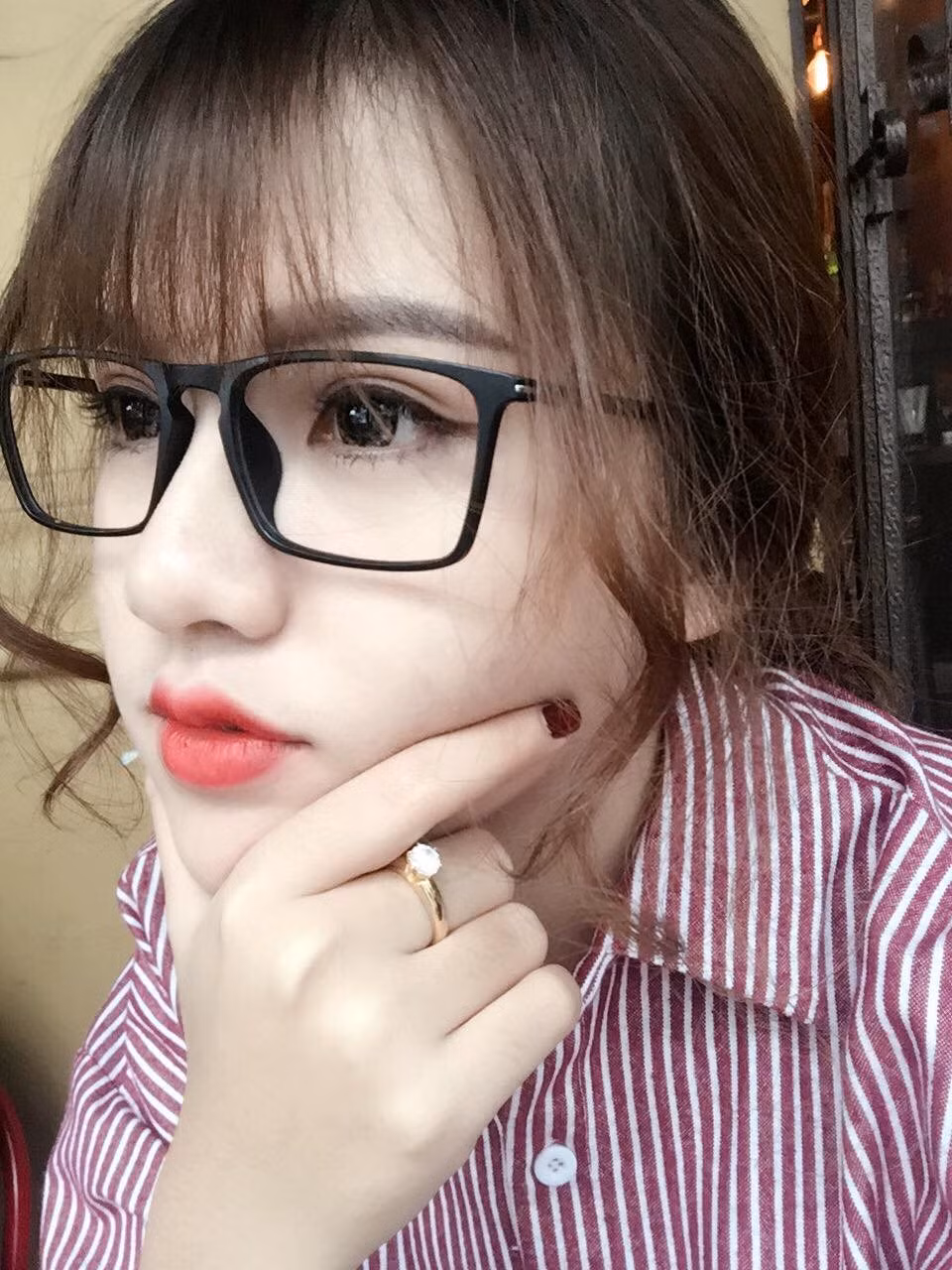 Khánh Huyền được nhận xét là cô nàng lạc quan, hài hước và rất thân thiện. Cũng giống bao nhiêu cô gái trẻ khác, nữ sinh trường CĐ Y Dược này rất thích đi du lịch, mong muốn khám phá những vùng đất mới.