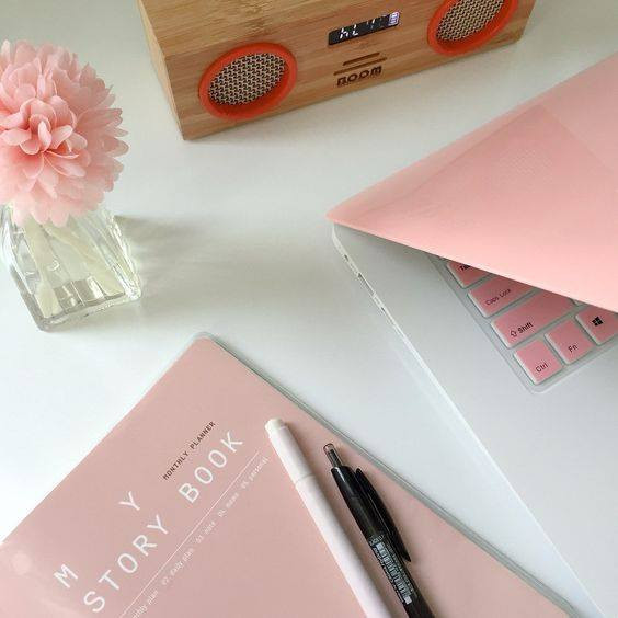 Trong tình yêu, những người yêu màu hồng thường lãng mạn, hòa bình, ít xảy ra cãi vã. Vì họ luôn luôn làm người mình yêu hài lòng và làm dịu mọi xung đột giữa 2 người.