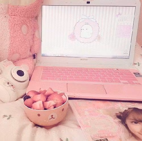  Màu hồng, đó là màu sắc của sự mơ mộng, bay bổng và lãng mạn. Màu hồng tượng trưng cho cuộc sống viên mãn, hạnh phúc tràn đầy tốt đẹp. Chính bởi vậy, không ít các chị em đã chọn màu sắc này làm màu bản mệnh cho mình.