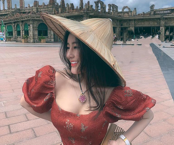 Võ Ngọc Trân (sinh năm 2001) là hot girl đình đám Sài thành. Cô từng xuất hiện trên một số trang báo Trung Quốc nhờ nhan sắc nổi bật.