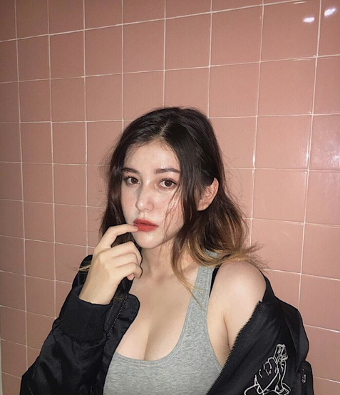 Không sở hữu "vòng eo con kiến" hay cằm V-line, "bông hồng lai" 18 tuổi vẫn được nhận xét quyến rũ không kém hot girl nào hiện nay. 10X thường diện trang phục khoe body quyến rũ.