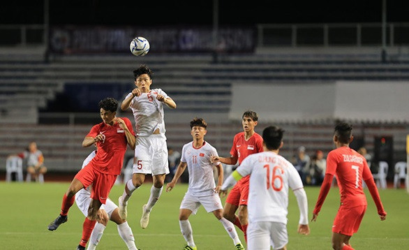 Mãi tới phút 85', từ pha phạt góc phía cánh trái của Việt Hưng, bóng tìm đến cột xa nơi Văn Hậu đã chờ sẵn. Cầu thủ số 5 bật cao đánh đầu đưa bóng vào phía giữa khung thành U22 Singapore.