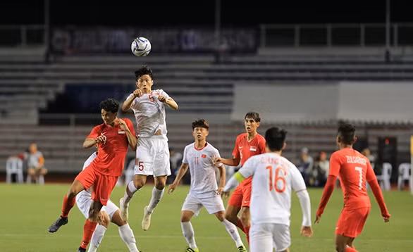 Mãi tới phút 85', từ pha phạt góc phía cánh trái của Việt Hưng, bóng tìm đến cột xa nơi Văn Hậu đã chờ sẵn. Cầu thủ số 5 bật cao đánh đầu đưa bóng vào phía giữa khung thành U22 Singapore.