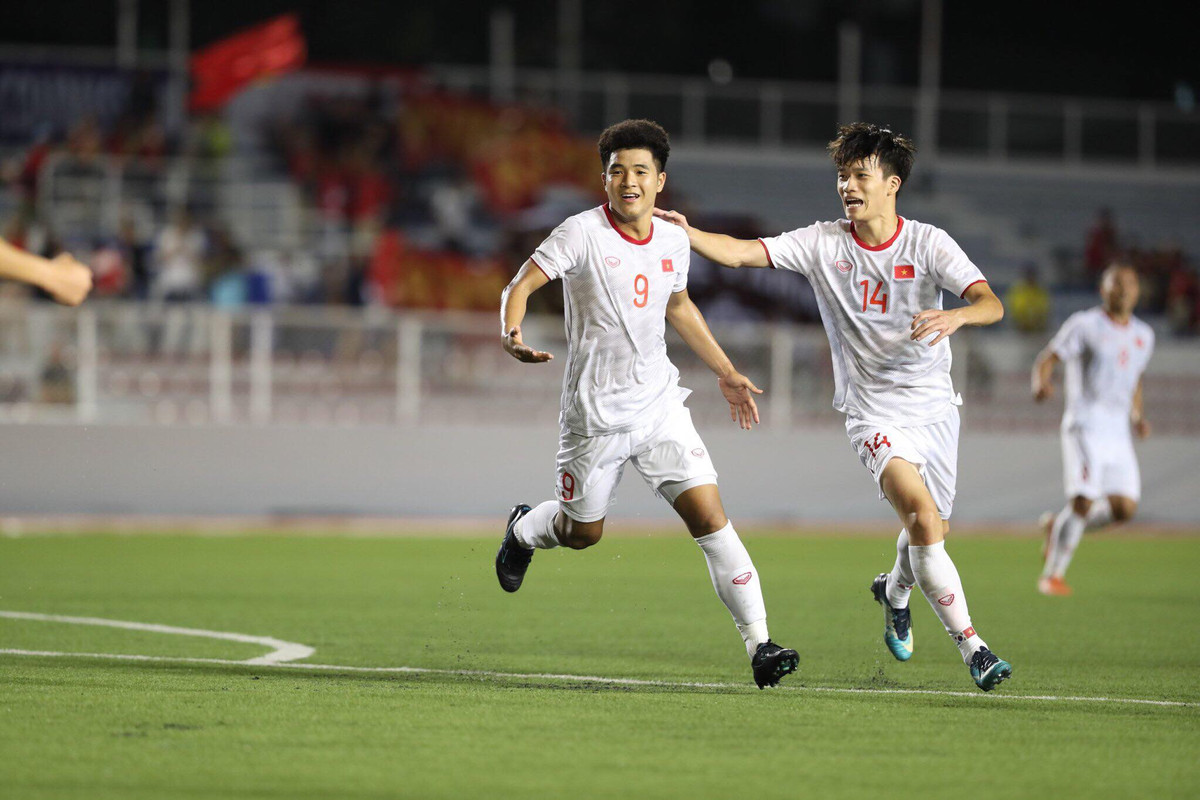 Bàn thắng của Đức Chinh khiến NHM trên khán đài vỡ òa.